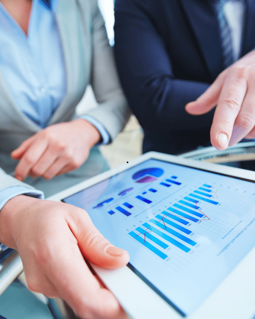 Dijital raporları inceleyen çalışanlar